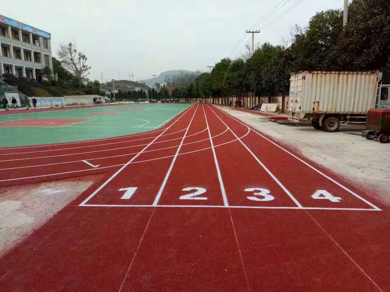 为什么所有塑胶跑道都是延逆时针方向的？